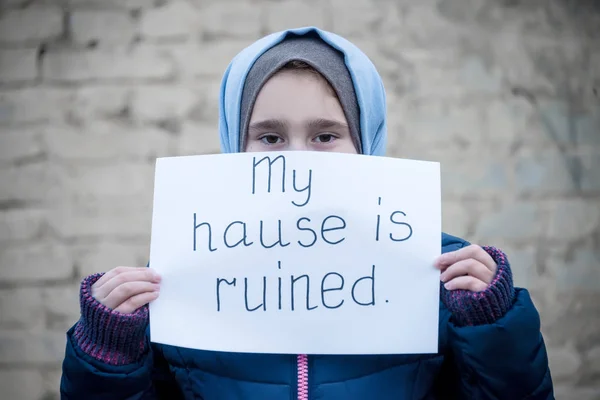 Дівчина Біженка Написом Білому Аркуші Мій Будинок Зруйнований — стокове фото