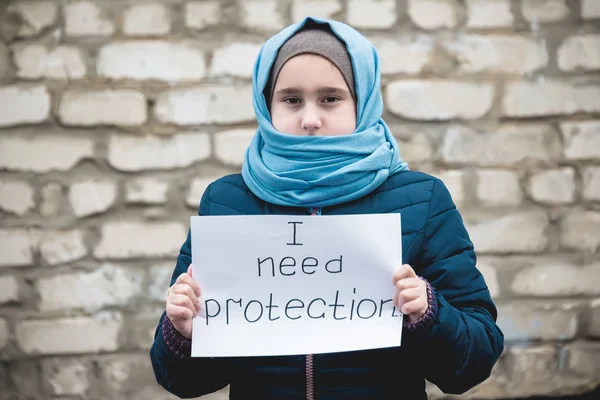 Flykting Flicka Med Inskription Ett Vitt Ark Jag Behöver Skydd — Stockfoto