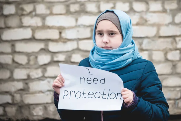 Niña Refugiada Con Una Inscripción Una Sábana Blanca Necesito Protección — Foto de Stock