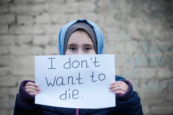 Niña Refugiada Con Una Inscripción Una Sábana Blanca Quiero Morir —  Fotos de Stock