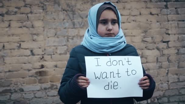 Refugee Girl Inscription White Sheet Dont Want Die — Stock Video
