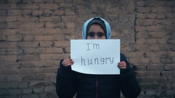 Κορίτσι Πρόσφυγας Μια Επιγραφή Ένα Λευκό Φύλλο Πεινασμένοι — Αρχείο Βίντεο