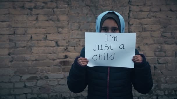 Flüchtlingsmädchen Mit Einer Inschrift Auf Einem Weißen Laken Ich Bin — Stockvideo