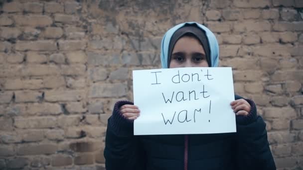Flüchtlingsmädchen Mit Einer Aufschrift Auf Einem Weißen Laken Ich Keinen — Stockvideo