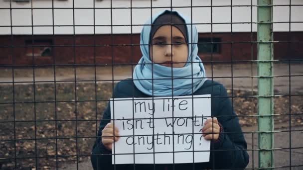 Niña Refugiada Con Inscripción Una Sábana Blanca Vida Vale Cualquier — Vídeos de Stock