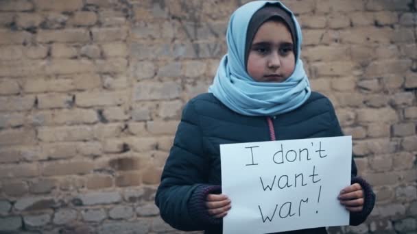 难民女孩与白色的床单上的题词 我不想要战争 — 图库视频影像