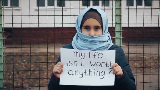 Дівчина Біженка Написом Білому Аркуші Моє Життя Коштує Нічого — стокове відео