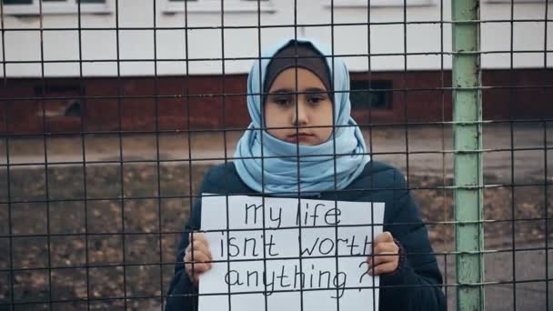 Uprchlíka Dívka Nápisem Bílém Listu Můj Život Stojí Nic — Stock video