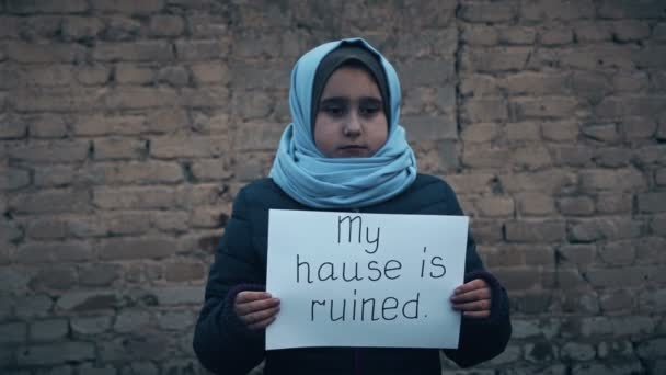 Mülteci Kız Beyaz Bir Levha Üzerinde Bir Yazıt Ile Benim — Stok video