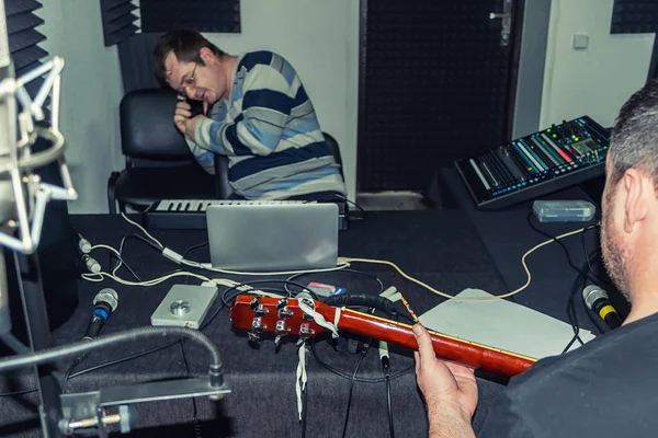 Due Persone Uno Studio Registrazione Casa Con Una Chitarra Mano — Foto Stock