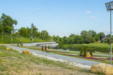 Yaz aylarında nehir ve yeşil ağaçları ile şehir parkı