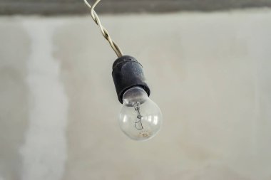 Bina elektrik ampul bir tel üzerinde asılı