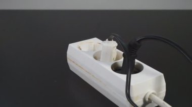 Beyaz soketten siyah güç kaynağını dışarı aldı