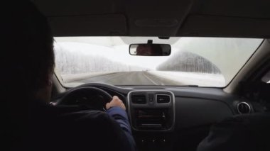 kamera hareketi bir görünüm içinde yavaşladı aşağı eylem arabayla yol boyunca titredi