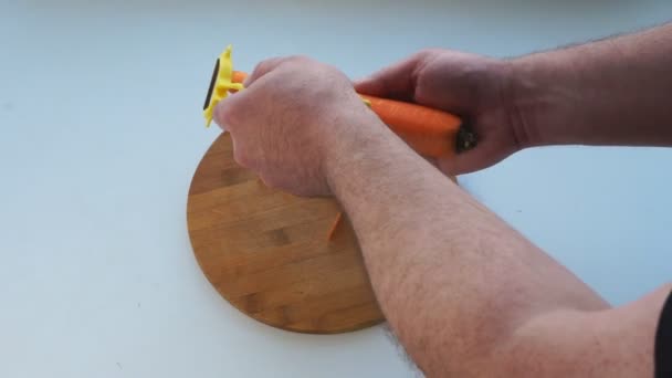 Мыть Спелую Морковку Опору Специальным Ножом — стоковое видео