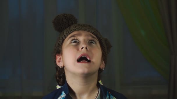 Дівчина Шапці Помпонами Робить Смішні Обличчя — стокове відео