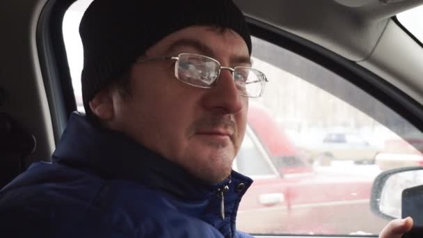 Muž Čepici Nošení Brýlí Směšné Obličeje — Stock video