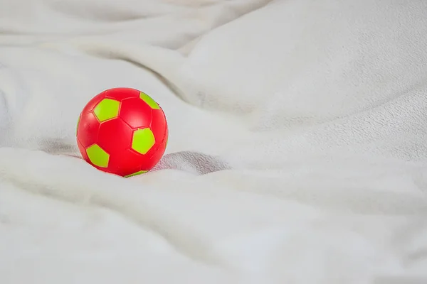 Bola roja en una cubierta blanca — Foto de Stock