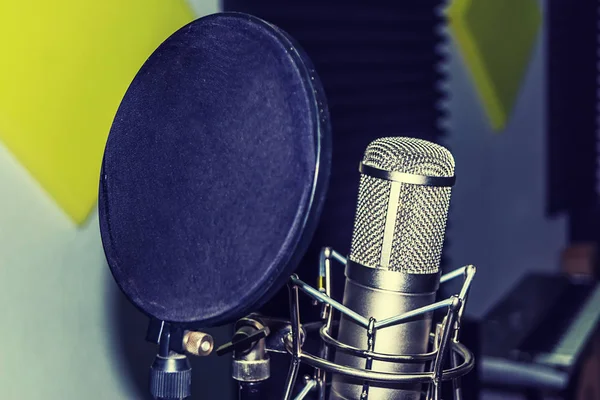 Студия микрофона на студии звукозаписи — стоковое фото