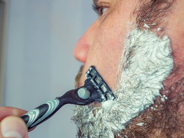 gri sakallı bir adam tıraş