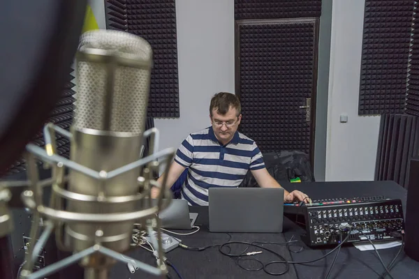 Mannen på recording studio — Stockfoto