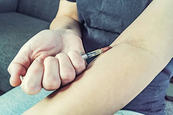 Mladá dívka narkoman s injekční stříkačkou v ruce — Stock fotografie