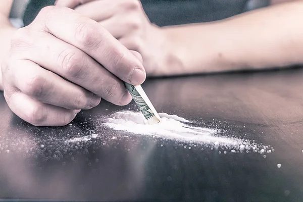 Syringe and cocaine on the table — Stock Photo, Image