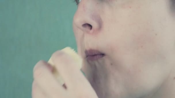 その女の子は おいしいリンゴをお口いっぱいで噛むのを食欲をそそる — ストック動画