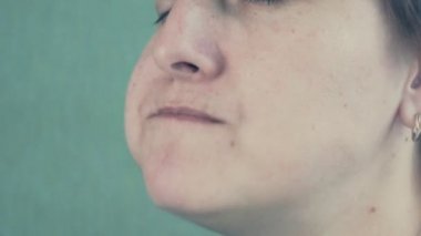 kız ağzına dolu lezzetli bir Apple çiğneme iştah açıcı