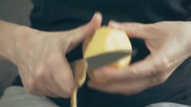 Kadın elleri bir bıçak Olgun büyük patates ile temiz