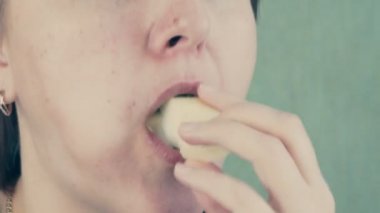 kız ağzına dolu lezzetli bir Apple çiğneme iştah açıcı
