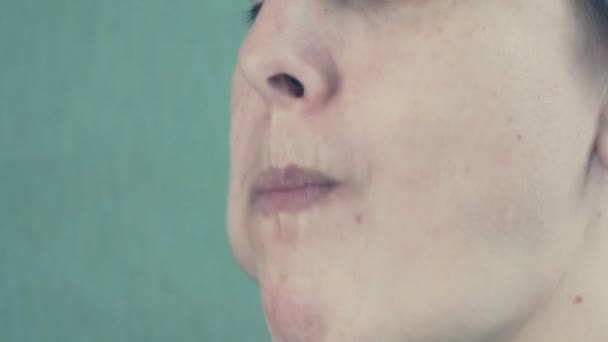 Kız Ağzına Dolu Lezzetli Bir Apple Çiğneme Iştah Açıcı — Stok video
