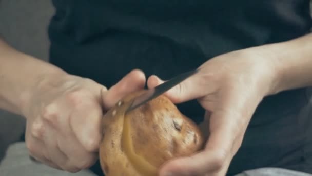 女人的手用刀清洁成熟的大土豆 — 图库视频影像