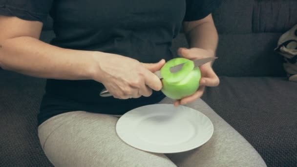 Mãos Mulher Com Uma Faca Limpa Maçã Madura Verde — Vídeo de Stock