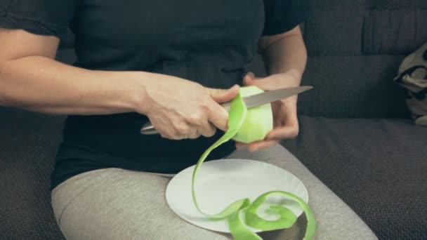 Mãos Mulher Com Uma Faca Limpa Maçã Madura Verde — Vídeo de Stock