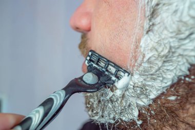 gri sakallı bir adam tıraş