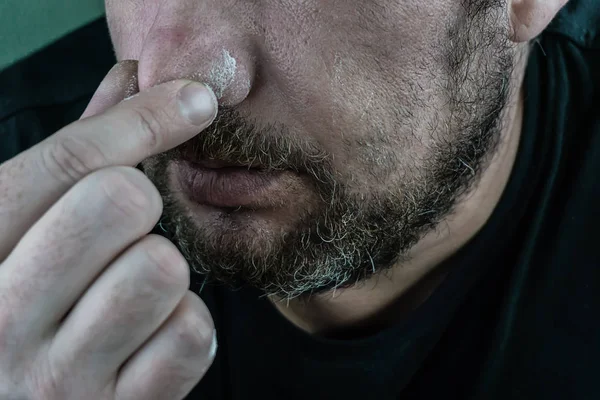 Людина витирає ніс після кокаїну — стокове фото