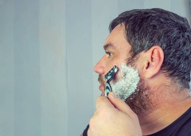 gri sakallı bir adam tıraş