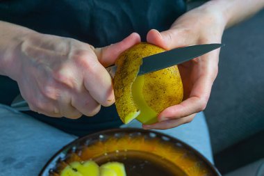 kadınların elleri patates soyma