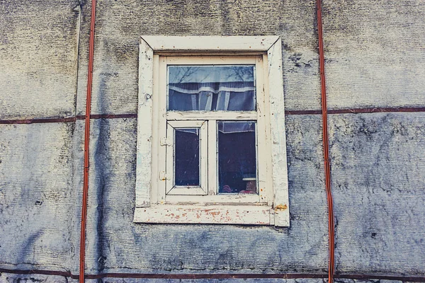 Okno staré vesnické sněmovny — Stock fotografie