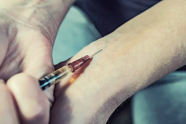 Mladá dívka narkoman s injekční stříkačkou v ruce — Stock fotografie