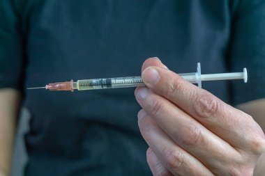 genç kız bağımlısı onun elinde bir şırınga