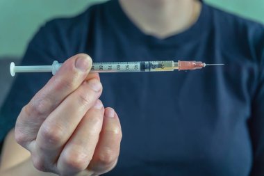 genç kız bağımlısı onun elinde bir şırınga
