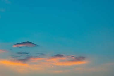 Akşam gökyüzü gün batımından önce