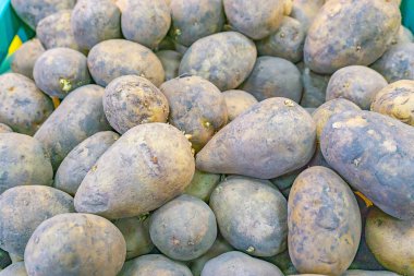 tezgahta mağazada patates