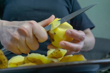 kadınların elleri patates soyma