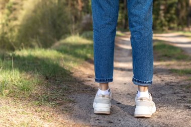 kadın bacaklar beyaz spor ayakkabı