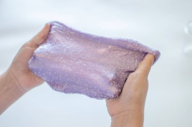 bir çocuğun elinde slimes
