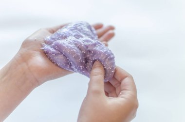 bir çocuğun elinde slimes