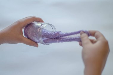 bir çocuğun elinde slimes